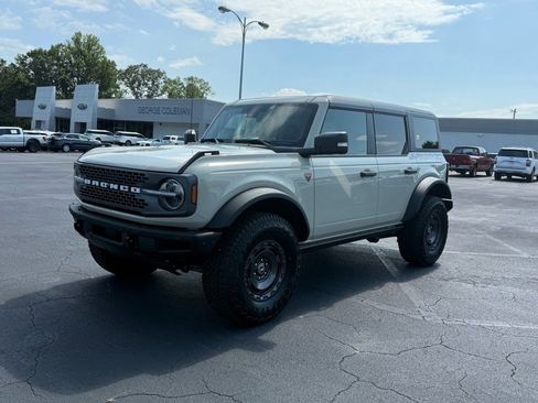 New 2025 Ford Bronco Badlands image 8