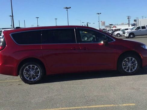 New 2026 Chrysler Pacifica Select image 9