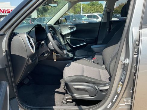 Used 2025 Kia Soul LX w/ LX Technology Package FWD image 8