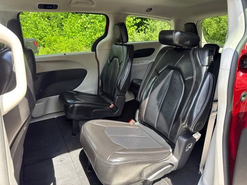 Used 2024 Chrysler Pacifica Touring-L FWD image 32