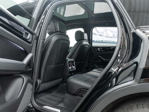 Used 2023 Porsche Cayenne AWD/4WD image 15
