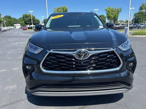Used 2021 Toyota Highlander Platinum AWD/4WD image 2