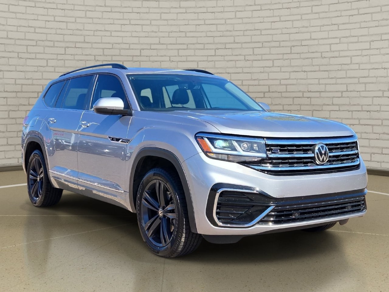 Used 2021 Volkswagen Atlas SE w/ Panoramic Sunroof Package FWD image 3