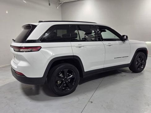 Used 2023 Jeep Grand Cherokee Altitude AWD/4WD image 13
