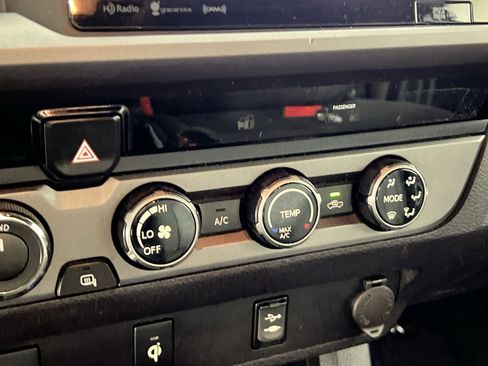 Used 2016 Toyota Tacoma TRD Sport w/ Towing Package image 21