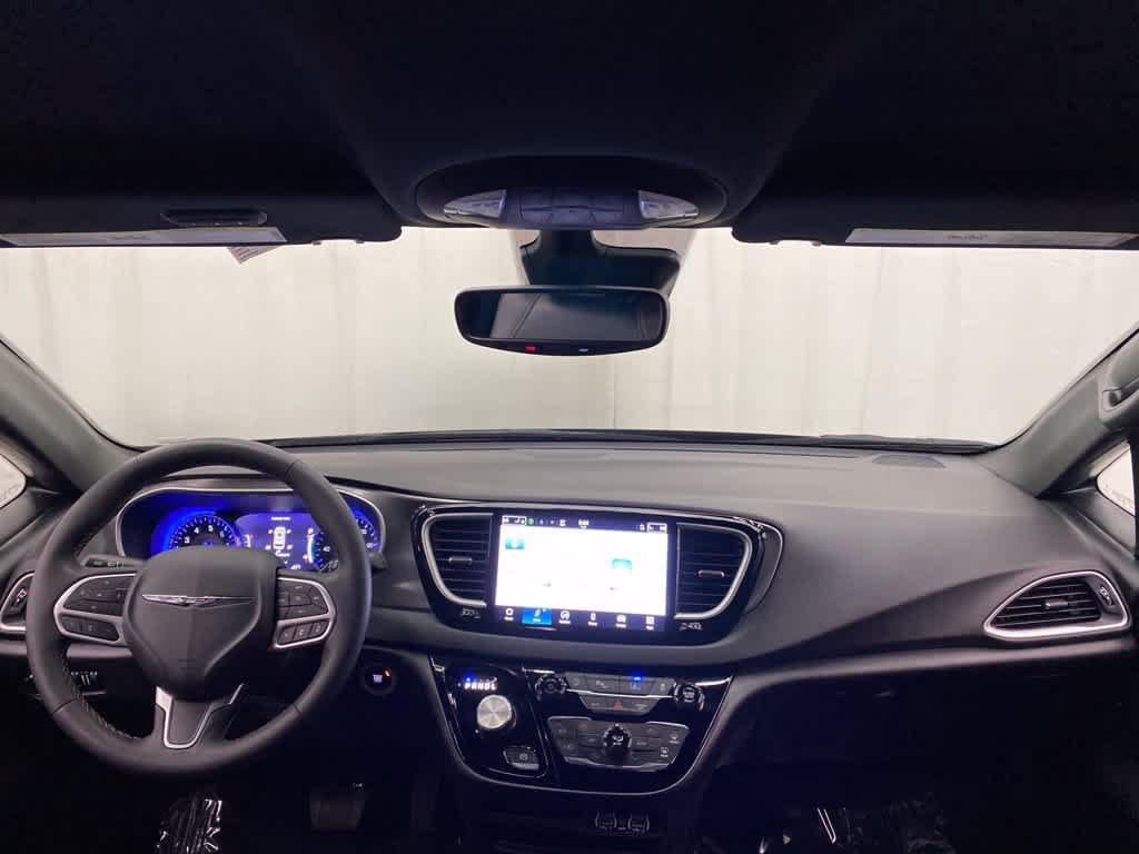 Used 2025 Chrysler Pacifica Select FWD image 11