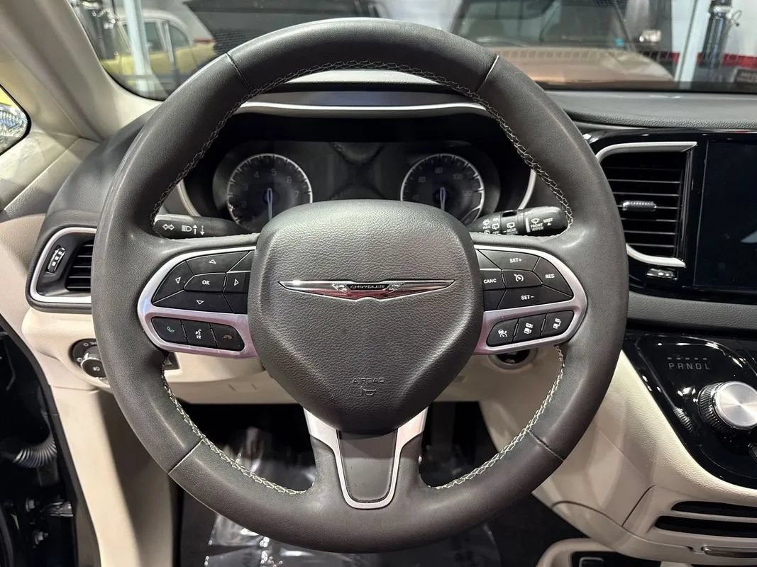 Used 2023 Chrysler Pacifica Touring-L FWD image 83