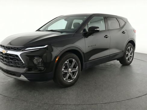 Used 2025 Chevrolet Blazer LT FWD image 3