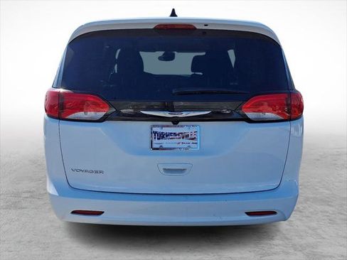 Certified 2023 Chrysler Voyager LX image 4