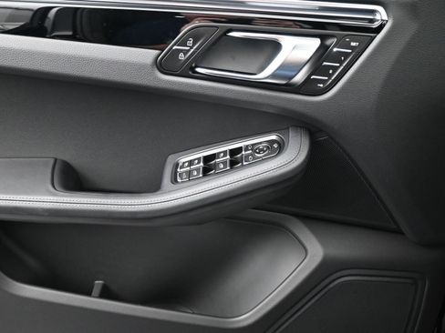 Certified 2025 Porsche Macan image 13