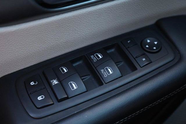 Used 2024 Chrysler Pacifica Touring-L FWD image 19