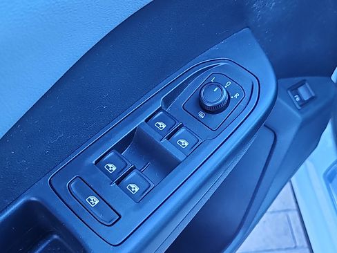 Certified 2023 Volkswagen Taos SE w/ Panoramic Sunroof Package image 19