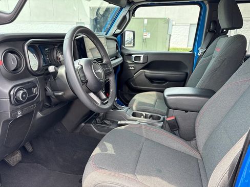 Used 2025 Jeep Wrangler Unlimited Rubicon AWD/4WD image 9
