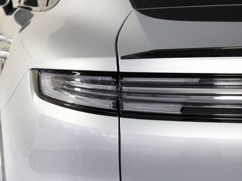 Used 2025 Porsche Cayenne image 12