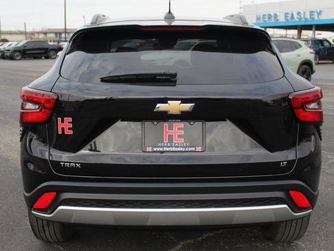 Used 2025 Chevrolet Trax LT w/ LT Convenience Package image 7