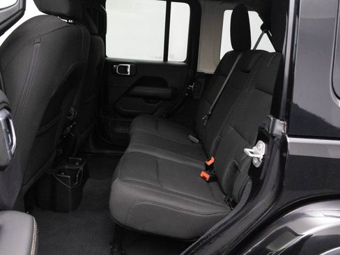 Used 2018 Jeep Wrangler Unlimited Sahara w/ Uconnect 4C Nav & Sound Group image 29