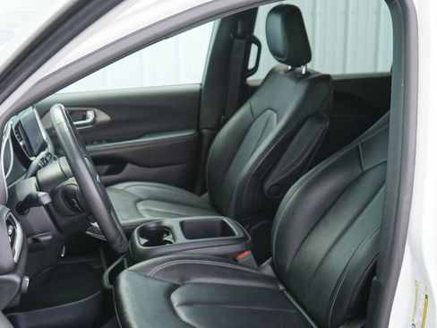 Used 2025 Chrysler Pacifica Select FWD image 13
