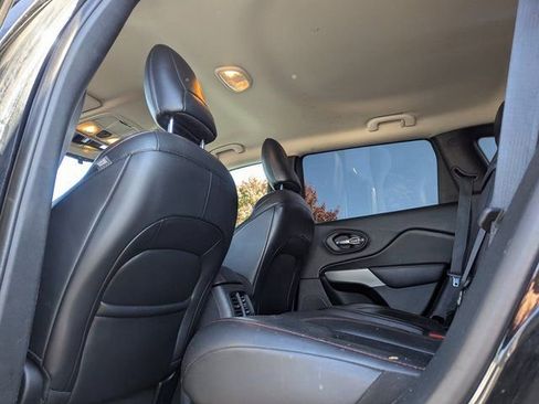 Used 2018 Jeep Cherokee Trailhawk image 27