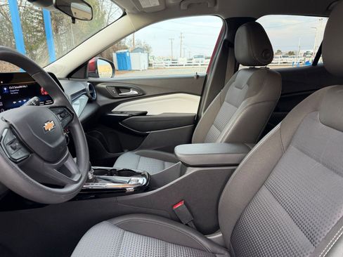 Used 2025 Chevrolet Trax LT image 24