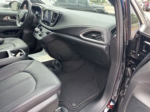 New 2026 Chrysler Pacifica Select image 57