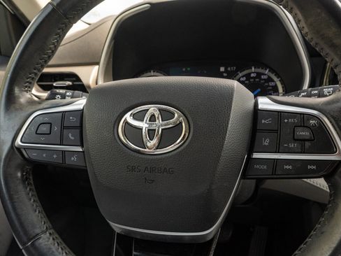 Used 2021 Toyota Highlander XLE FWD image 30