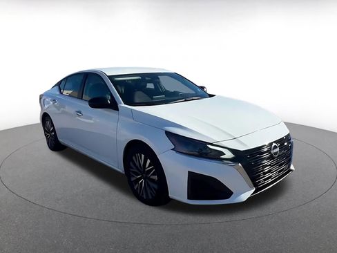 Used 2025 Nissan Altima 2.5 SV image 3