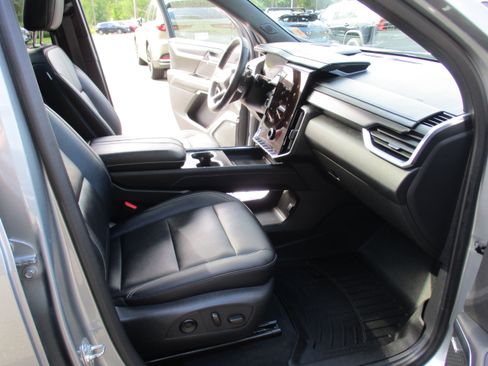 Used 2025 GMC Acadia Elevation w/ Elevation Premium Package AWD/4WD image 17