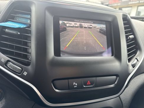 Used 2019 Jeep Cherokee Latitude Plus w/ Cold Weather Group AWD/4WD image 14