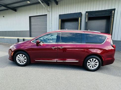 Used 2019 Chrysler Pacifica Touring-L w/ Advanced Safetytec Group FWD image 3