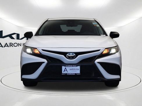 Used 2021 Toyota Camry SE w/ Carpet Mat Package (TMS) FWD image 2