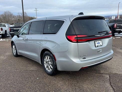 Used 2024 Chrysler Pacifica Touring-L FWD image 3