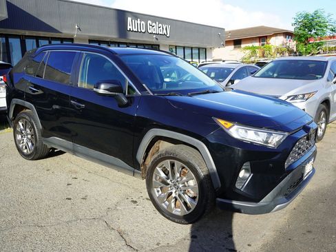Used 2020 Toyota RAV4 Limited FWD image 3