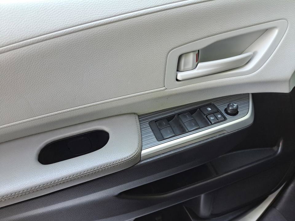 Used 2025 Toyota Sienna LE AWD/4WD image 33