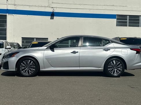 Used 2024 Nissan Altima 2.5 SV FWD image 8