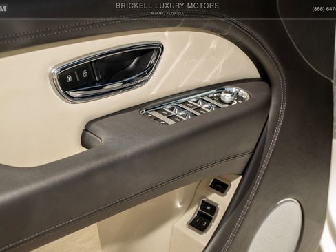 Used 2021 Bentley Bentayga Plug-In Hybrid AWD/4WD image 65