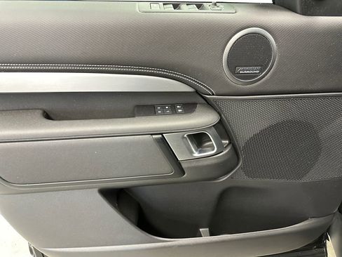 Used 2024 Land Rover Discovery Dynamic SE image 17