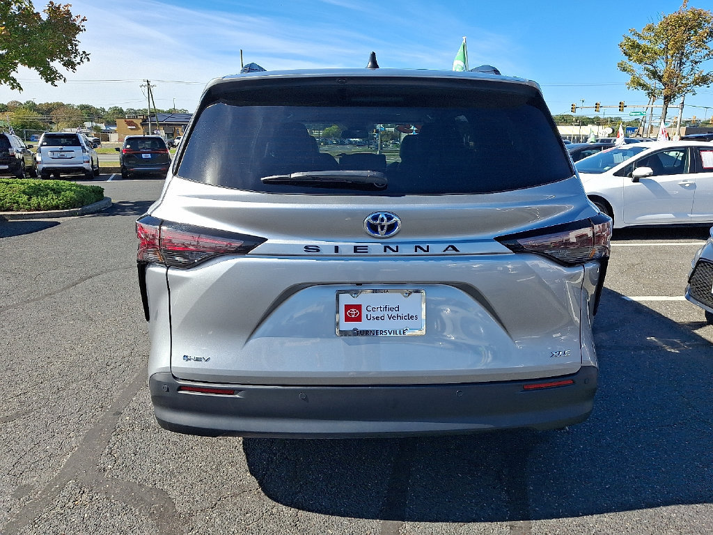 Certified 2025 Toyota Sienna XLE FWD image 5