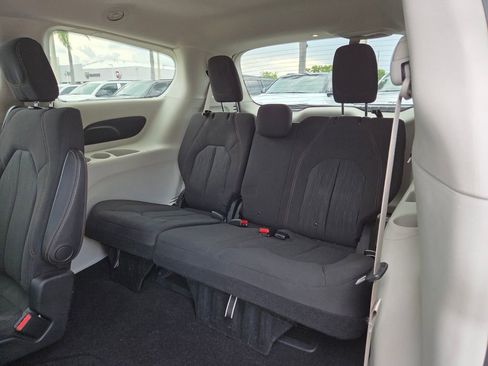 Used 2019 Chrysler Pacifica Touring Plus w/ Advanced Safetytec Group FWD image 18