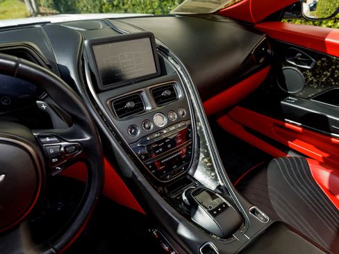 Used 2019 Aston Martin DB11 Volante image 10