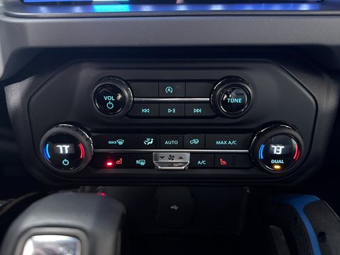 Used 2024 Ford Bronco Black Diamond image 23