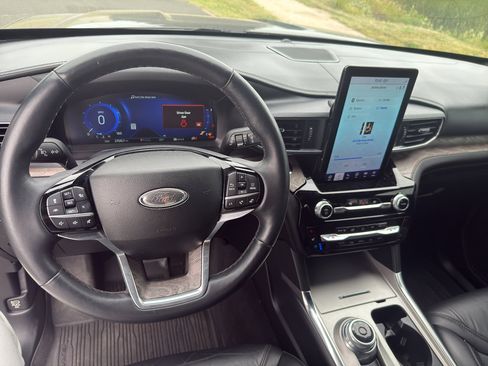 Used 2022 Ford Explorer Platinum w/ Technology Package image 26