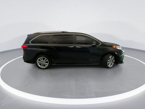 Used 2023 Toyota Sienna Platinum FWD image 5