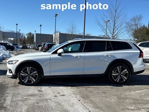 Certified 2025 Volvo V60 B5 Cross Country Plus image 7