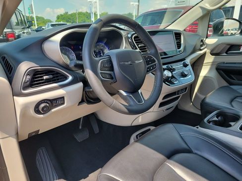 Used 2023 Chrysler Pacifica Touring-L FWD image 20
