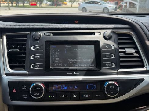 Used 2015 Toyota Highlander Plus FWD image 19