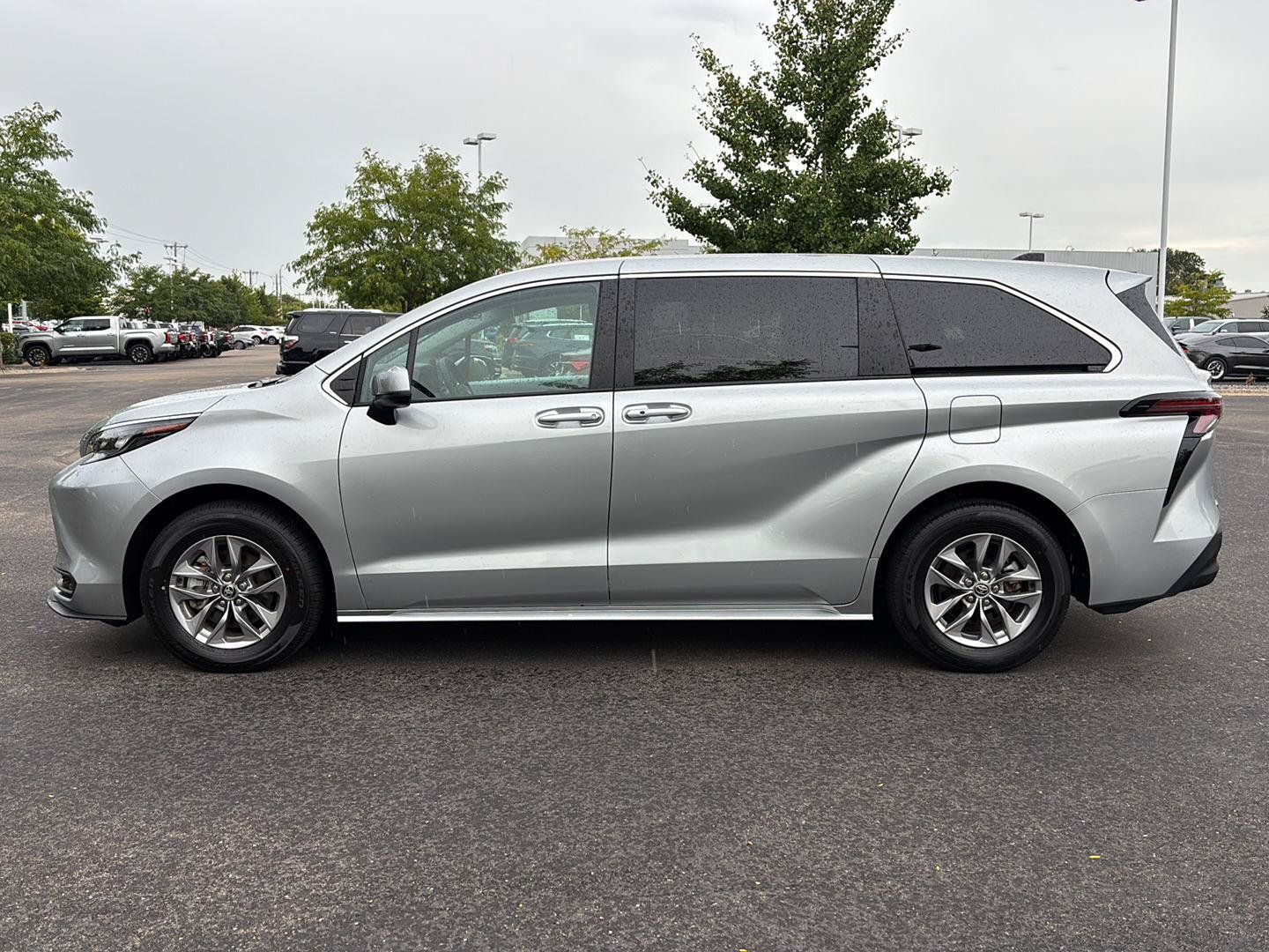 Used 2025 Toyota Sienna LE FWD image 24