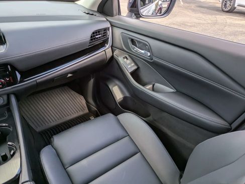 Certified 2025 Nissan Rogue SL w/ SL Premium Package FWD image 18