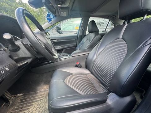 Used 2019 Toyota Camry SE w/ Convenience Package FWD image 5