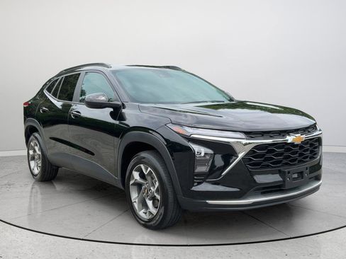 Used 2025 Chevrolet Trax LT FWD image 1