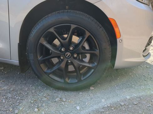 New 2026 Chrysler Pacifica Limited image 10